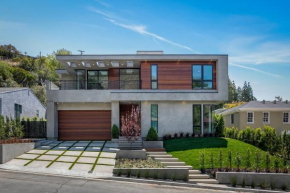 Mountain Views & Pool Modern Beautiful 4B Villa